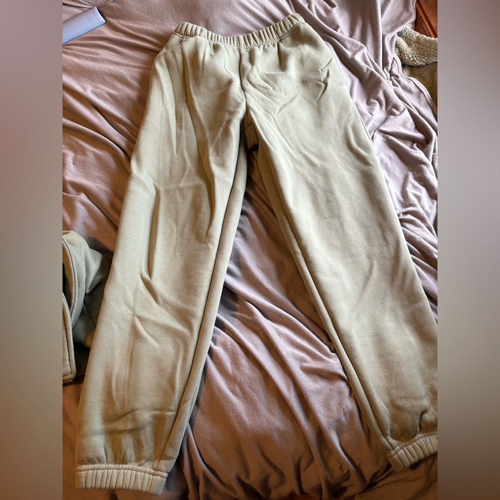 Women’s Green Sweatshirt and Sweatpants Set